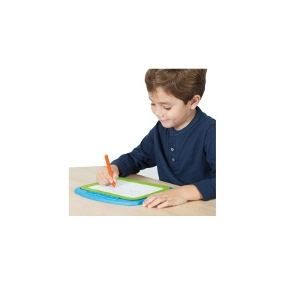 Menino a escrever num quadro branco para crianças com moldura azul e verde e marcador laranja.