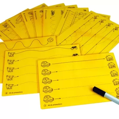 Cartões amarelos para escrever com desenhos de animais e carros e uma caneta de quadro branco