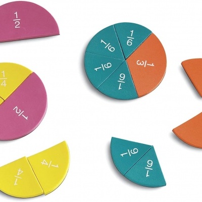 Peças coloridas de ensino de frações, divididas em secções com frações escritas