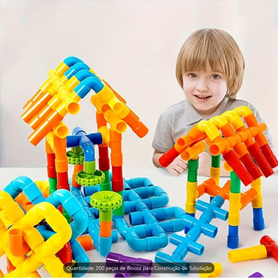 Brinquedo de blocos de construção de tubulações coloridas na mesa com criança ao fundo