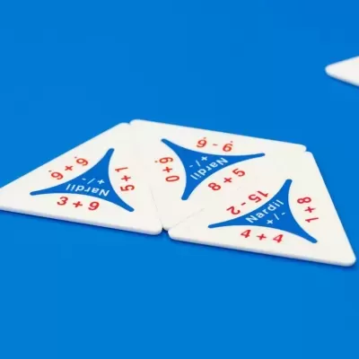 Peças triangulares brancas com operações matemáticas em vermelho e azul sobre fundo azul