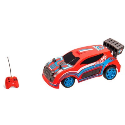 Carrinho de corridas vermelho com rodas azuis e comando remoto vermelho