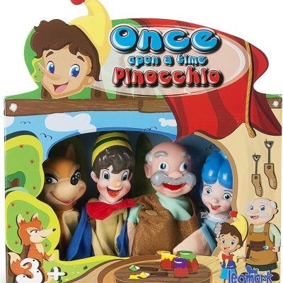 Caixa com bonecos de peluche da história Pinocchio, personagens coloridos e tecido