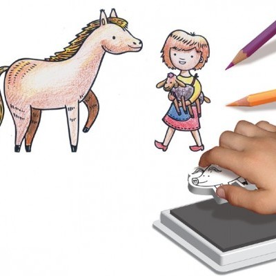 Mão a pressionar carimbo de cavalo ao lado de desenhos de cavalo castanho e rapariga com cavalo de peluche