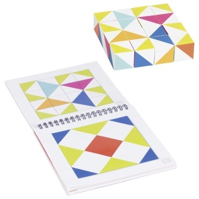 Blocos de madeira coloridos com padrões geométricos e livro de instruções