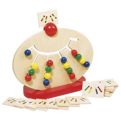 Jogo educativo de madeira com pinos coloridos e cartas com padrões