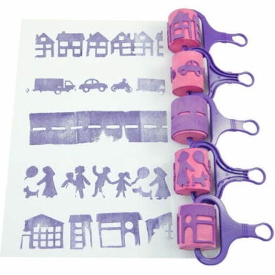 Conjunto de carimbos com desenhos variados em roxo e rosa em papel branco