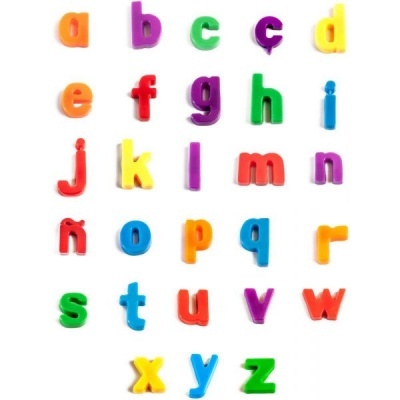 Letras do alfabeto espanhol em plástico colorido, dispostas em filas sobre fundo branco