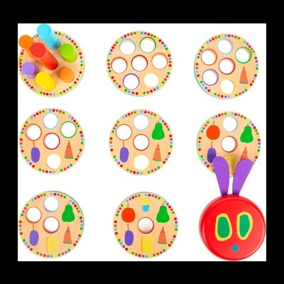 Jogo educativo de madeira com peças coloridas e cartões com buracos para encaixe.