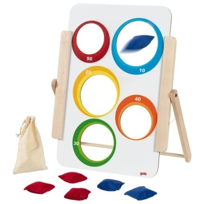 Jogo de alvo de madeira com aros coloridos e sacos de tecido coloridos