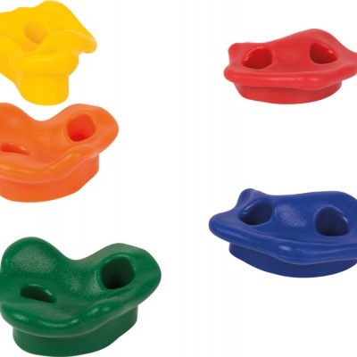 Cinco peças plásticas coloridas com dois furos cada sobre fundo branco