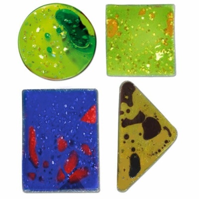 Quatro peças de cerâmica esmaltada coloridas em formas variadas