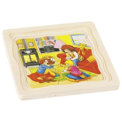 Quebra-cabeças de madeira com imagem de família a jogar xadrez numa sala colorida