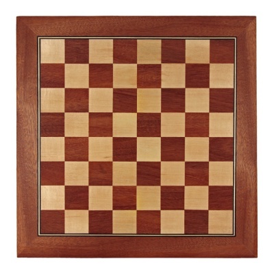 tabuleiro de xadrez de madeira com moldura castanho escuro