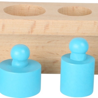 Conjunto de pesos azuis de madeira com suporte de madeira