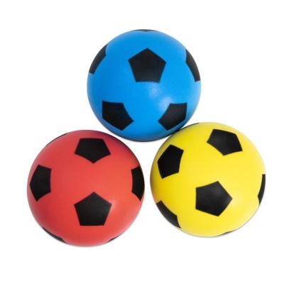 Três bolas coloridas de futebol com padrão preto.