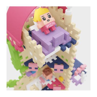 Brinquedo de blocos coloridos formando cama de beliche com bonecos