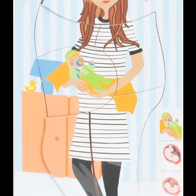 Embalagem festiva com ilustração de mulher grávida segurando bebé, texto SMALL FOOT DESIGN