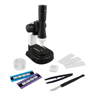 Microscópio preto e branco com acessórios incluindo lâminas de vidro e ferramentas de laboratório