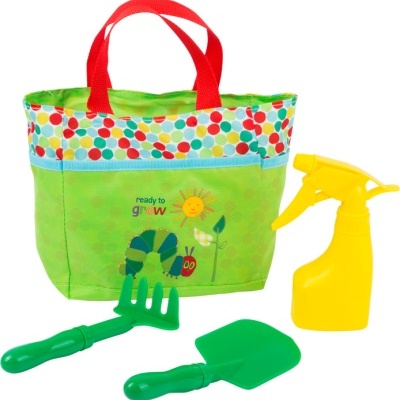 Conjunto infantil de jardinagem com saco verde, regador amarelo, ancinho e pá verdes