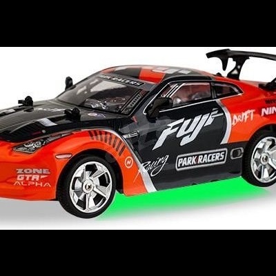 Carro de slot vermelho e preto com luz verde sob o chassis