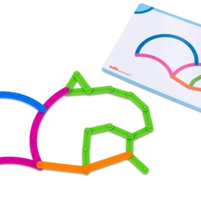 Jogo educativo com peças plásticas coloridas e cartão ilustrativo