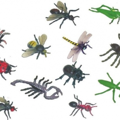 Insetos de brinquedo coloridos de plástico variados, incluindo aranha, abelha, libélula, louva-a-deus, escorpião, joaninha e formiga.