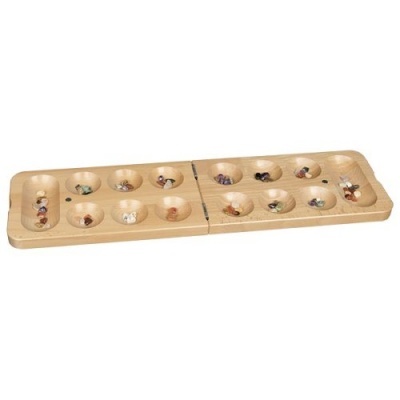 Tabuleiro de jogo Mancala em madeira clara com pedras coloridas.