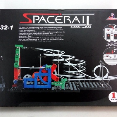 Embalagem do jogo de construção SPACERAII 232-1 com uma montagem colorida e pista em espiral