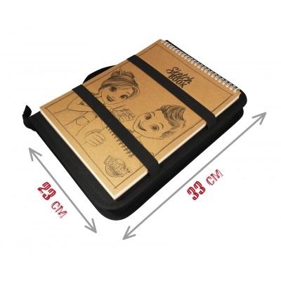 Caderno de esboços com capa castanha e ilustrações, preso a uma pasta preta com bandas elásticas.