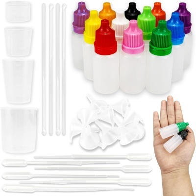 Conjunto de frascos plásticos coloridos, copos de medição, pipetas e tampas brancas