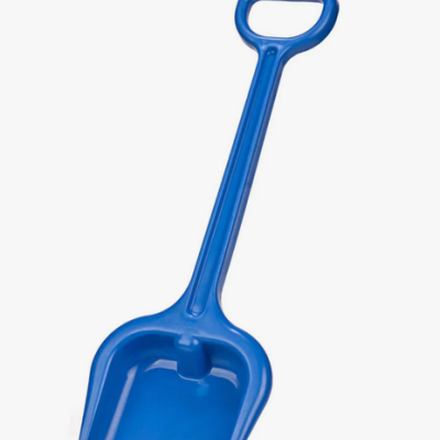 Pá azul de plástico com cabo longo e pega em D