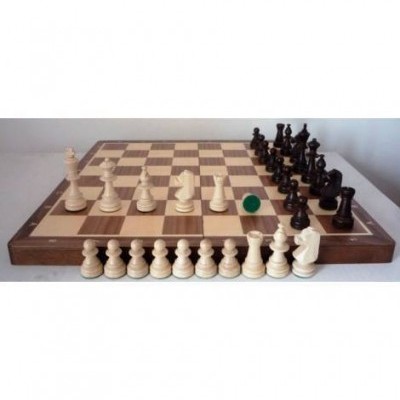 Conjunto de xadrez com tabuleiro de madeira e peças brancas e pretas