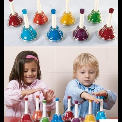 Sinos coloridos e crianças a brincar com eles em mesa vermelha