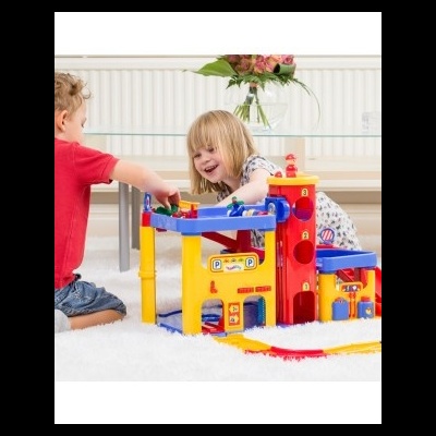 Crianças a brincar com parque de estacionamento de brinquedo colorido.