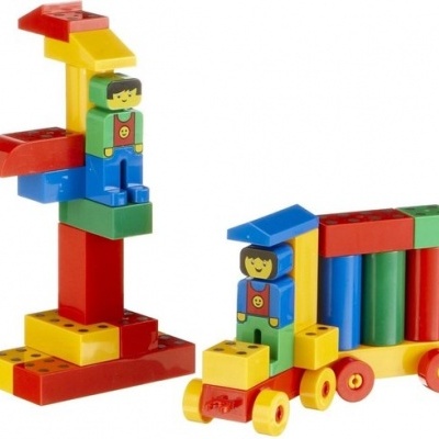 Brinquedo com blocos de construção coloridos formando um guindaste e um comboio.