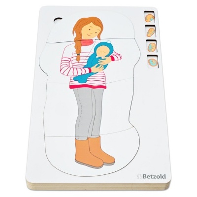Puzzle de madeira ilustrado de uma rapariga a segurar um bebé com texto Betzold