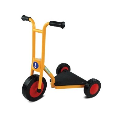 Triciclo infantil amarelo com rodas vermelhas e pretas e plataforma preta