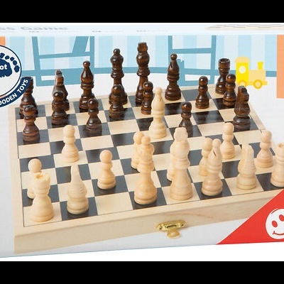 Jogo de xadrez em madeira com peças claras e escuras e embalagem colorida