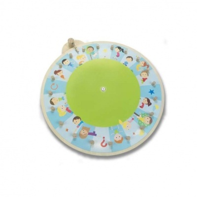Tapete redondo verde claro com ilustrações coloridas de crianças na borda