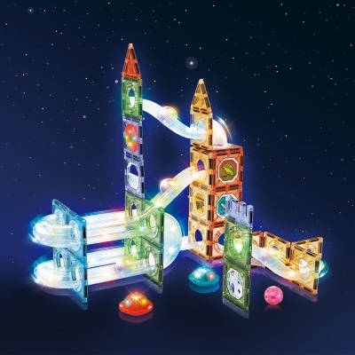 Blocos de construção translúcidos coloridos e tubos transparentes com bolinhas num cenário estrelado.