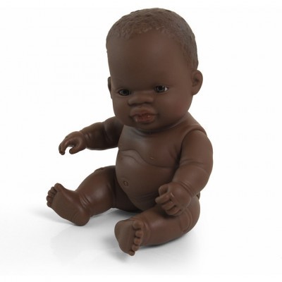 Boneca bebé negra de plástico sentada sobre fundo branco