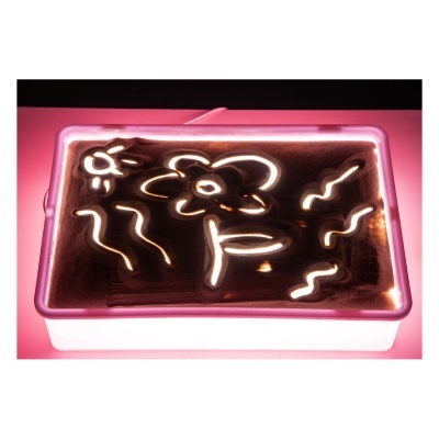 Caixa luminosa com design floral iluminado em tons rosa e branco.