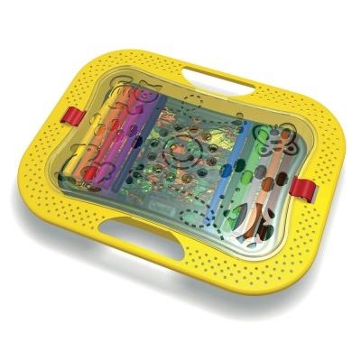 Tabuleiro amarelo com conteúdo lúdico e tampa transparente