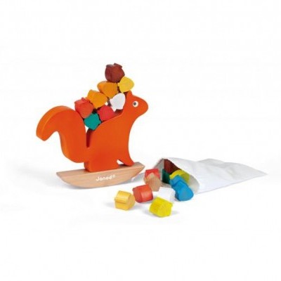 Brinquedo de madeira esquilo laranja com peças coloridas e saquinho branco.