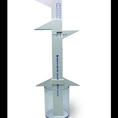 Paquímetro digital branco com marcações azuis dentro de recipiente cilíndrico transparente