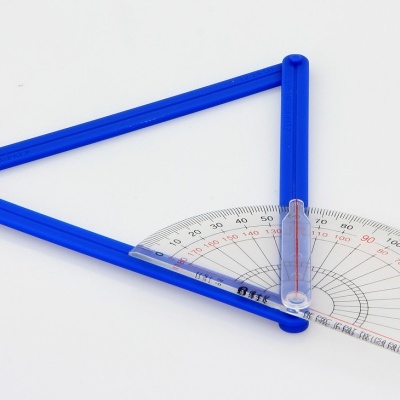 Transferidor com braços azuis e parte semicircular transparente