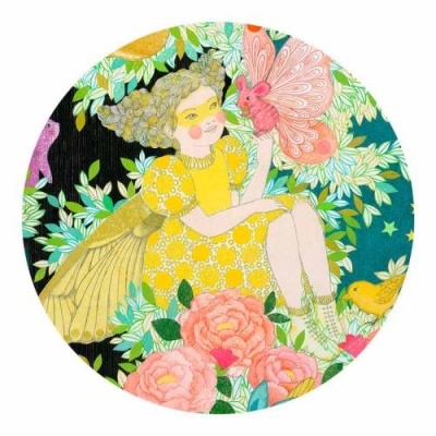 Ilustração colorida de criança com vestido amarelo e borboleta rosa