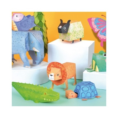 Animais de papel coloridos em vários suportes e fundo colorido.