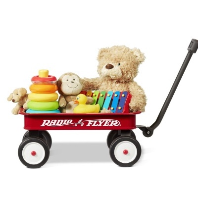 Carrinho vermelho Radio Flyer com brinquedos de pelúcia e coloridos